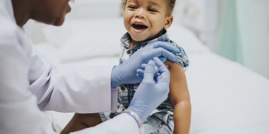Pédiatre vaccinant un jeune enfant