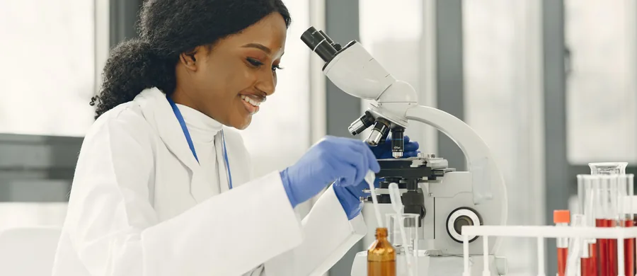 Analyse d'un prélèvement biologique au microscope